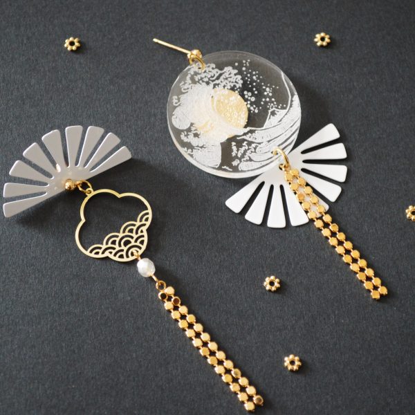 Boucles d'oreilles dépareillées La Vague d'Hokusaï et éventails blancs.
