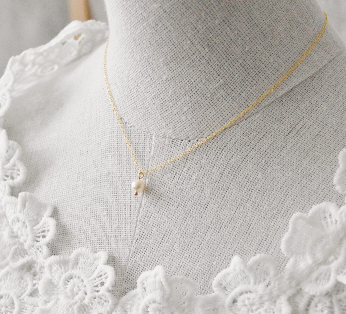 Collier fin à perle nacrée Swarovski - bijou minimaliste et chic Cérémonie