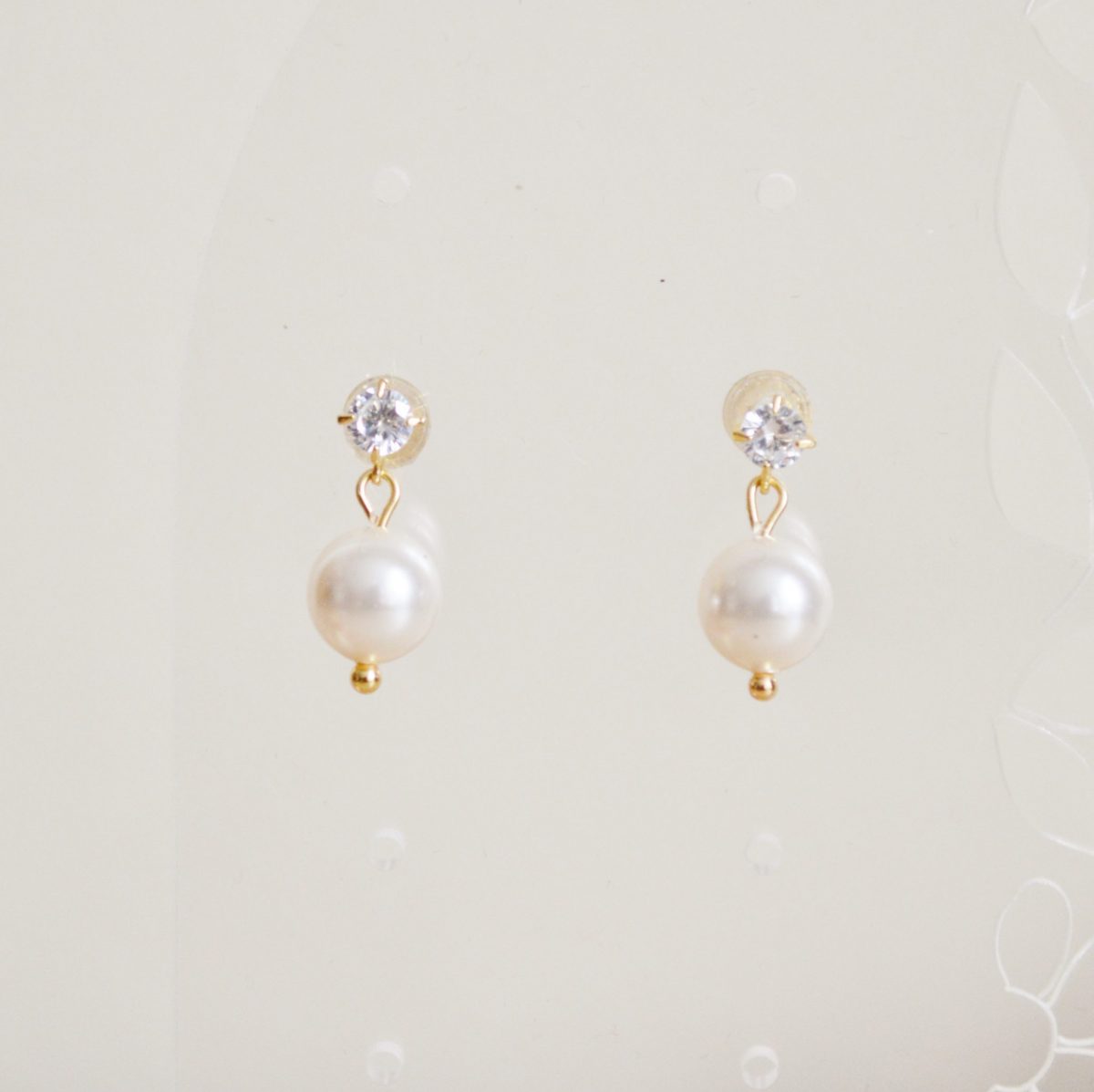Perles d'oreilles nacrées sur clous d'oreilles en zircon- bijoux minimalistes et chics Cérémonie