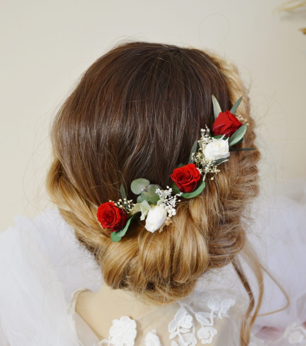 5 pics à chignon roses fraiches stabilisées rouge et blanc - coiffure mariée roses rouges et blanches