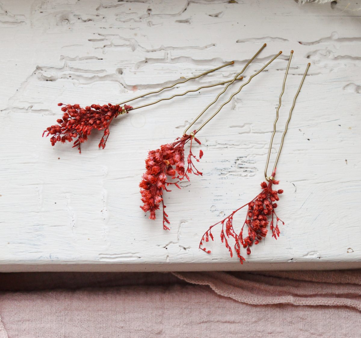 ♥ les épingles à chignon en feuillages stabilisés à glisser dans vos jolies coiffures et assorties aux peignes et aux headband Mes tites Lilis. Vous pouvez les superposer avec un bijou de cheveux mes tites lilis, ou en mettre autant que vous le souhaitez (3-5- 10…) pour en faire un magnifique accessoire de cheveux. C’est également très joli quand vos témoins ou demoiselles d’honneur en portent quelques unes assorties à votre coiffure ! ♥