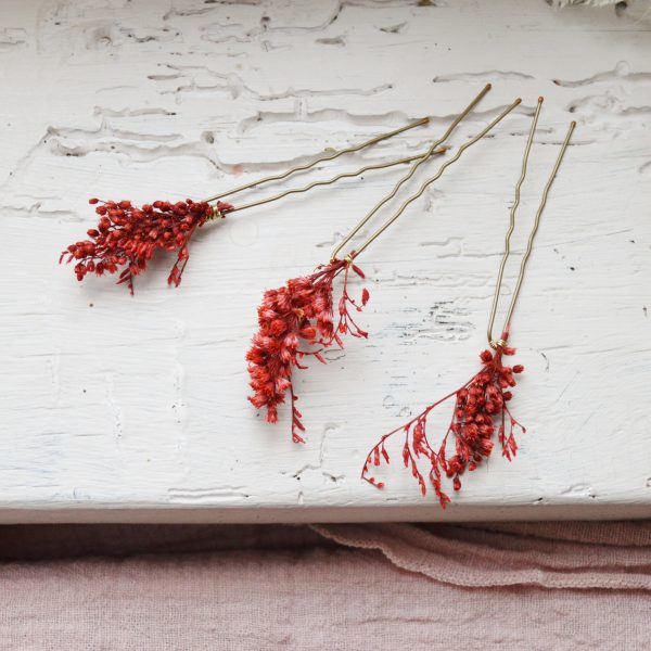 ♥ les épingles à chignon en feuillages stabilisés à glisser dans vos jolies coiffures et assorties aux peignes et aux headband Mes tites Lilis. Vous pouvez les superposer avec un bijou de cheveux mes tites lilis, ou en mettre autant que vous le souhaitez (3-5- 10…) pour en faire un magnifique accessoire de cheveux. C’est également très joli quand vos témoins ou demoiselles d’honneur en portent quelques unes assorties à votre coiffure ! ♥