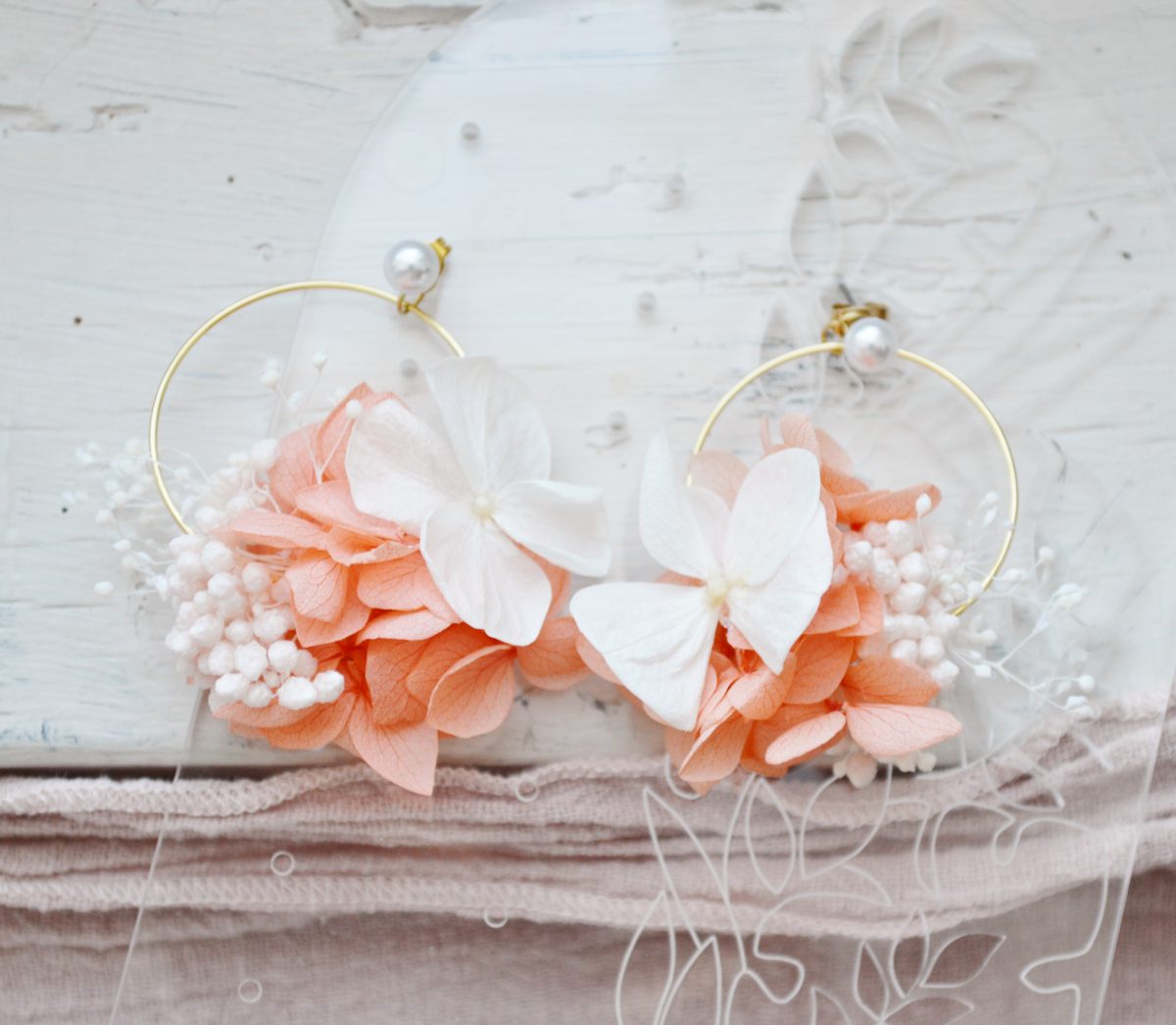 Boucles d'oreilles créoles à fleurs fraiches pêche corail