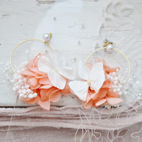 Boucles d'oreilles créoles à fleurs fraiches pêche corail