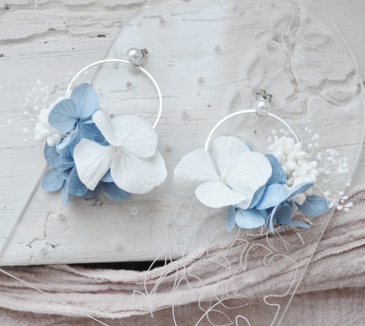 Boucles d'oreilles créoles à fleurs fraiches bleues et blanches