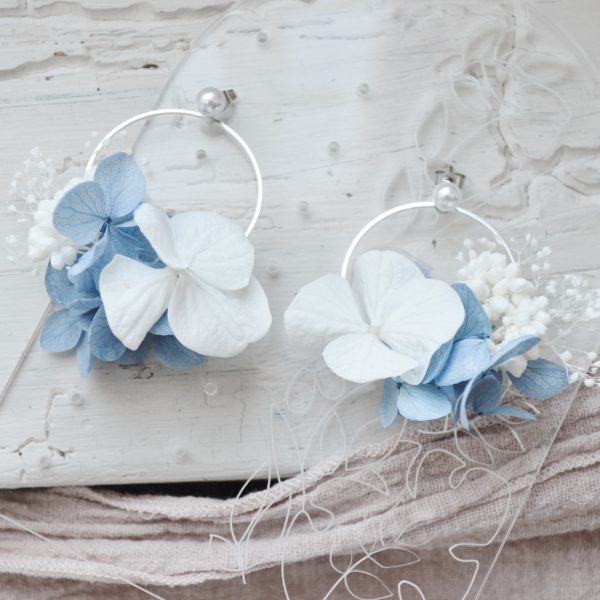 Boucles d'oreilles créoles à fleurs fraiches bleues et blanches