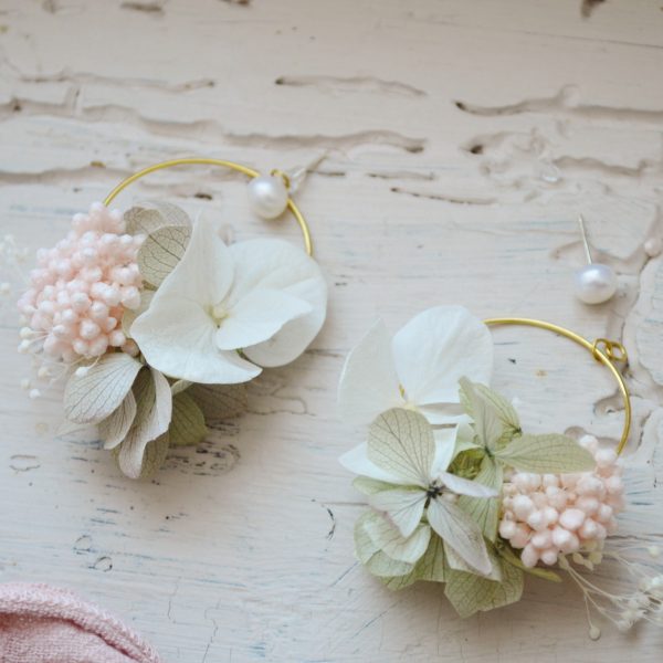 Boucles d'oreilles créoles à fleurs fraiches vert sauge.