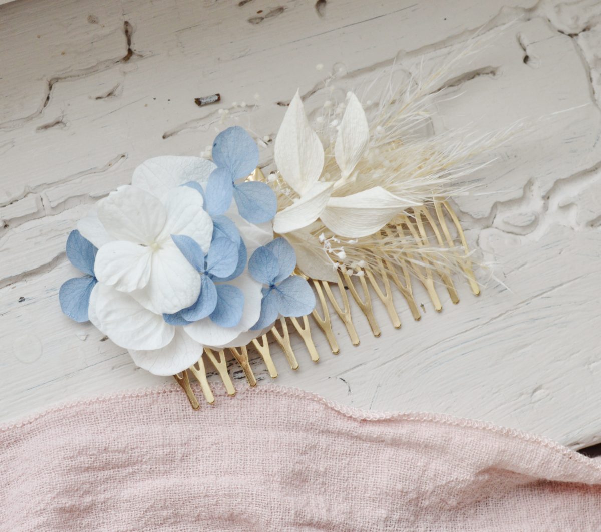 Peigne à cheveux mariée fleurs bleues et blanches avec pampas - accessoire de coiffure mariage bleu