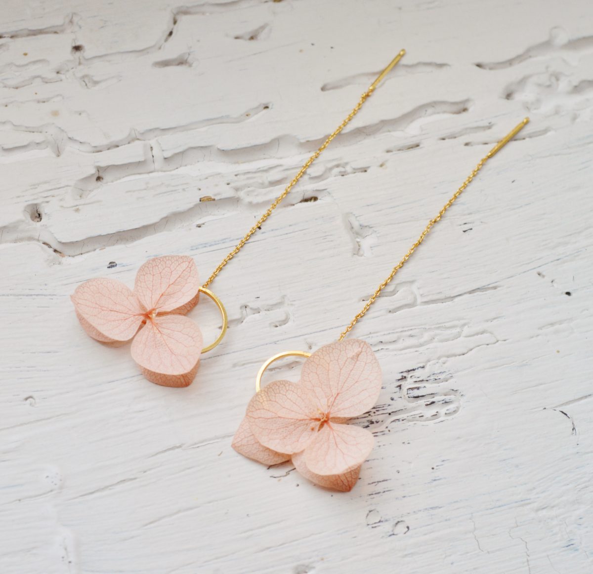 Boucles d'oreilles pendantes fleurs éternelles vieux rose.