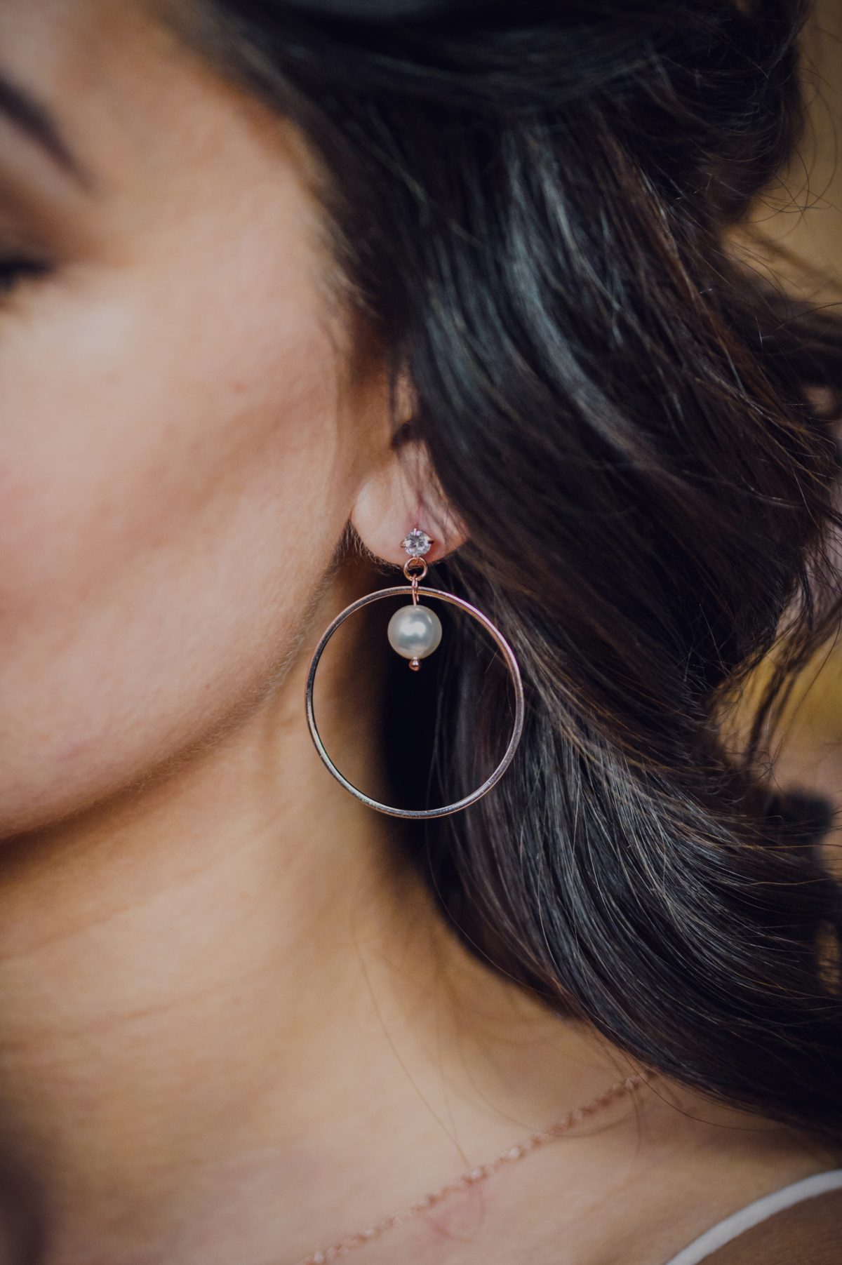 Boucles d'oreilles géométriques cercles or rose et perles nacrées