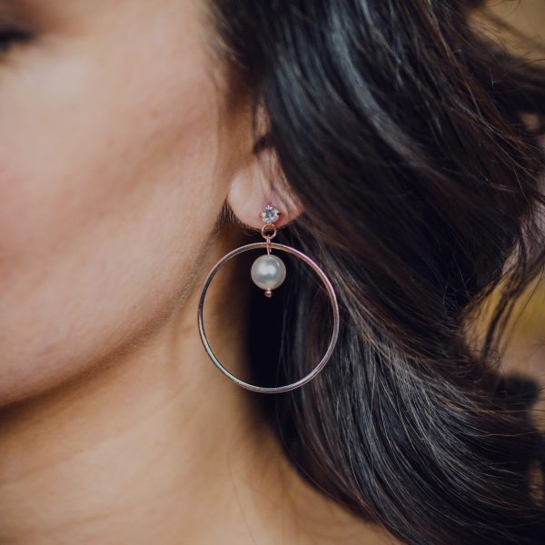Boucles d'oreilles géométriques cercles or rose et perles nacrées