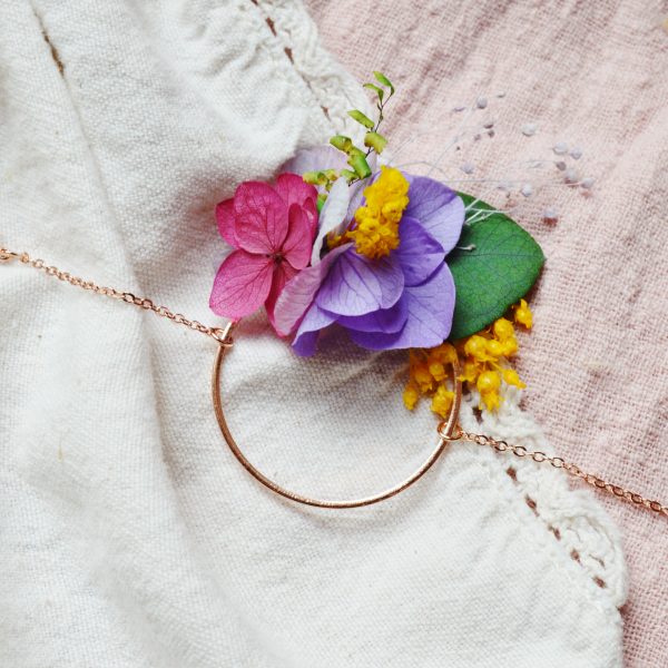 Bracelet à fleurs naturelles colorées fuchsia, mauve, orange et vert - bijoux mariage collection acidulée