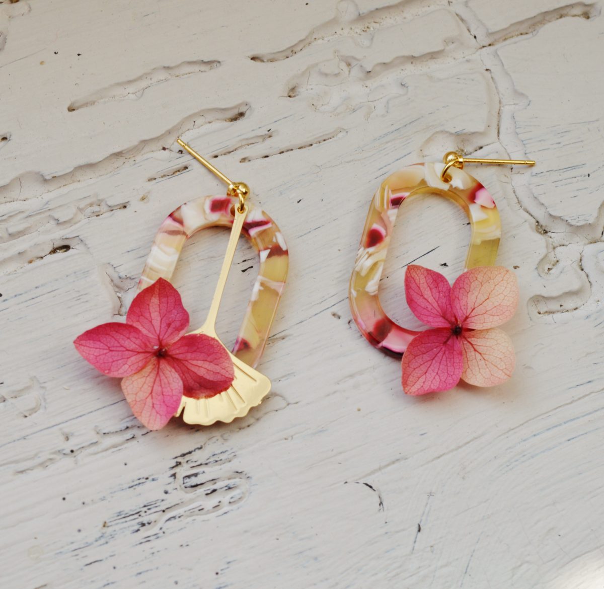 Boucles d'oreilles ovales colorées et fleurs rose fuchsia - bijoux mariage collection acidulée