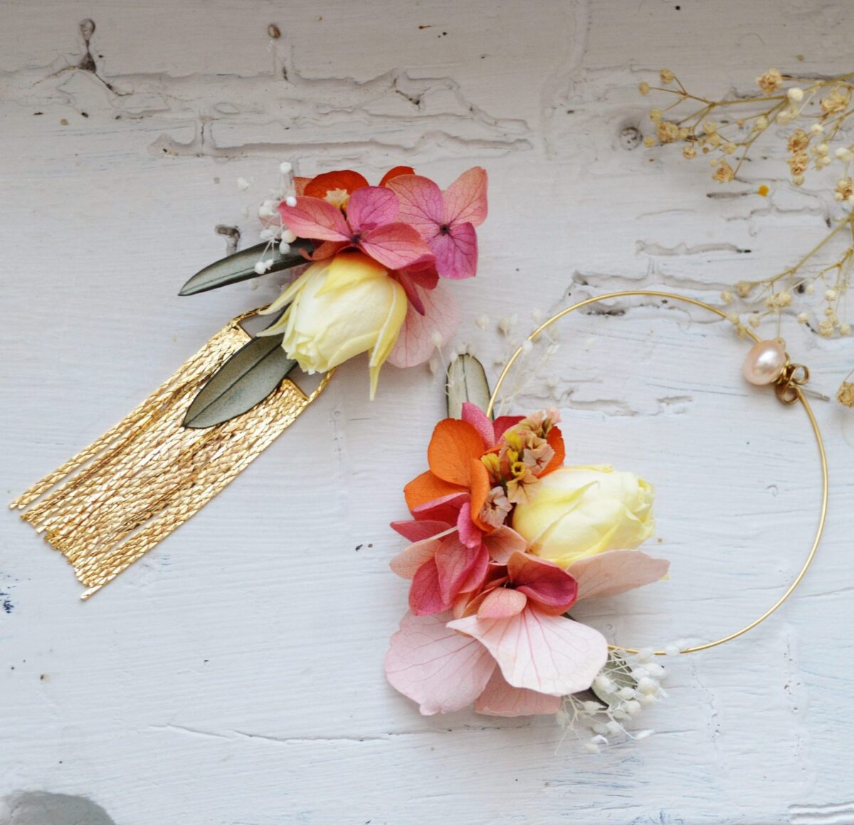 Boucles d'oreilles dépareillées fleurs naturelles éternelles colorées fuchsia, jaune orange et rose