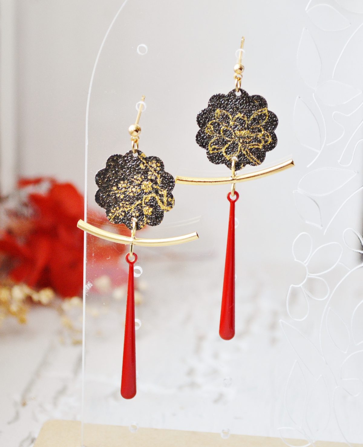 Boucles d’oreilles japonisantes fleurs noires et rouges