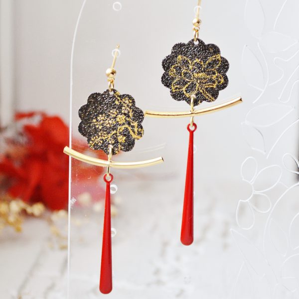 Boucles d’oreilles japonisantes fleurs noires et rouges