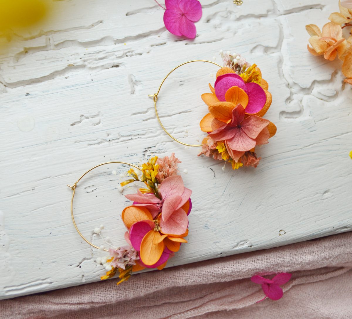 Créoles fleurs naturelles éternelles colorées fuchsia, jaune orange et rose - bijoux mariage collection Flamenco