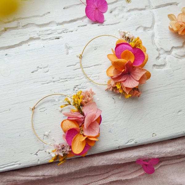 Créoles fleurs naturelles éternelles colorées fuchsia, jaune orange et rose - bijoux mariage collection Flamenco