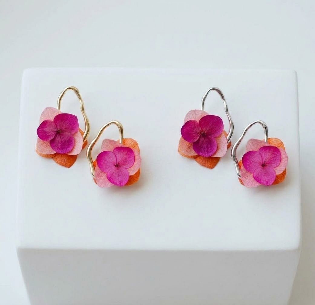 2024/09/1000072684.jpg mini Boucles d'oreilles irrégulières fleurs naturelles stabilisées colorées, orange, rose et fuchsia - collection flamenco – Image 7