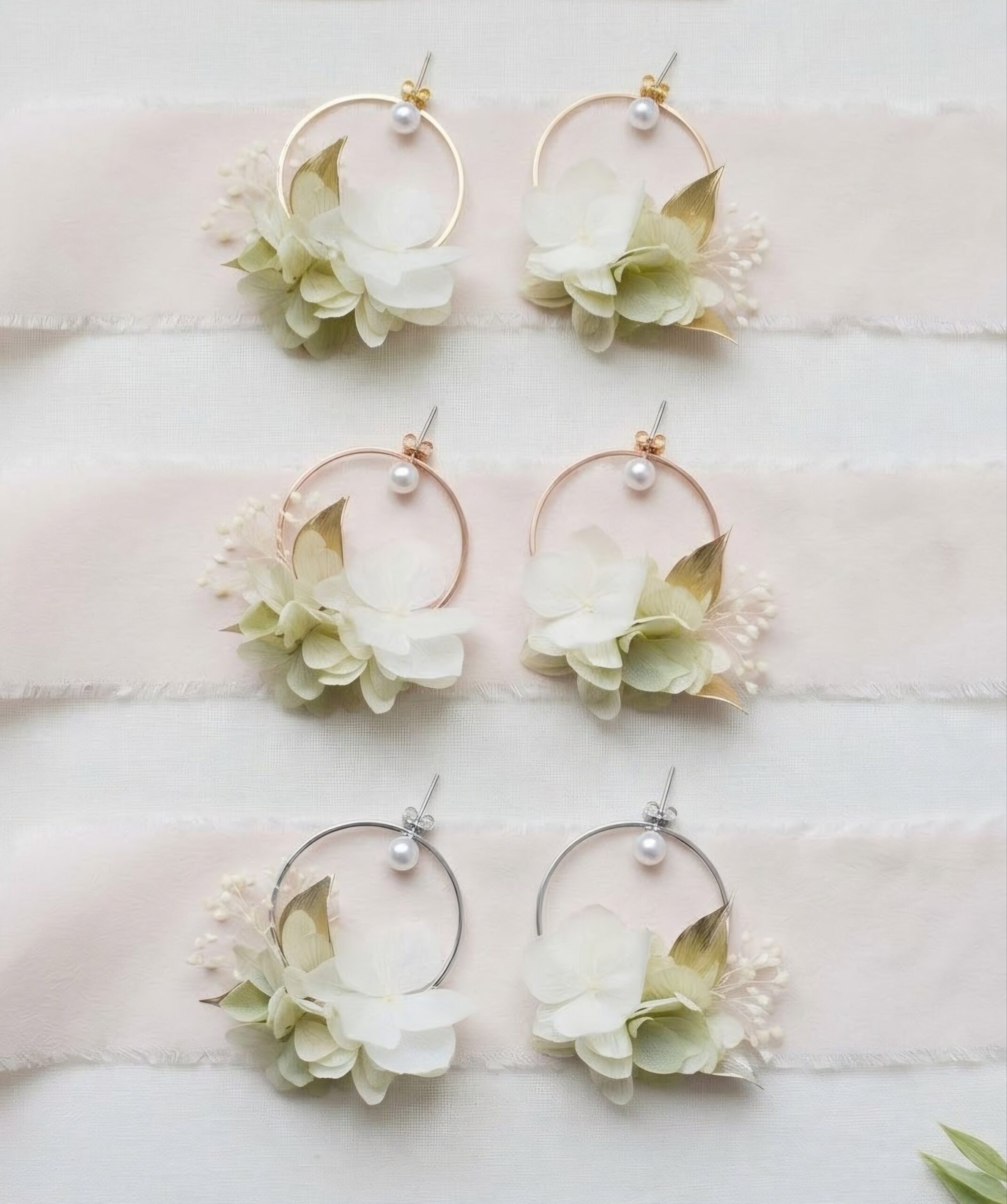 2024/10/1000072700-scaled.jpg Boucles d'oreilles créoles à fleurs fraiches vert sauge, blanc et or – Image 6