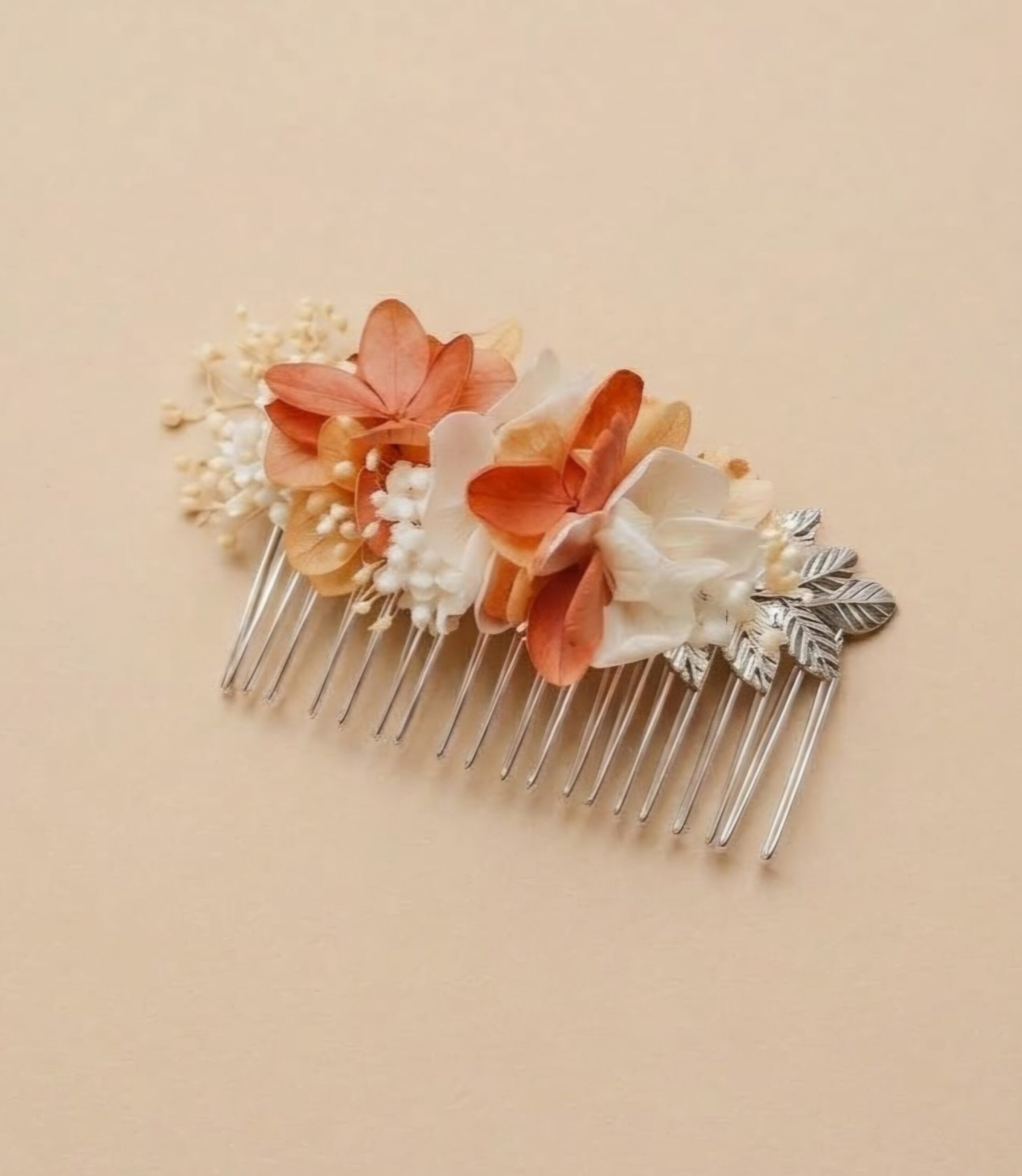 2024/10/1000072840-scaled.jpg Peigne à cheveux mariage fleurs éternelles terracotta et blanc naturel- bijoux de cheveux mariage boho chic – Image 4