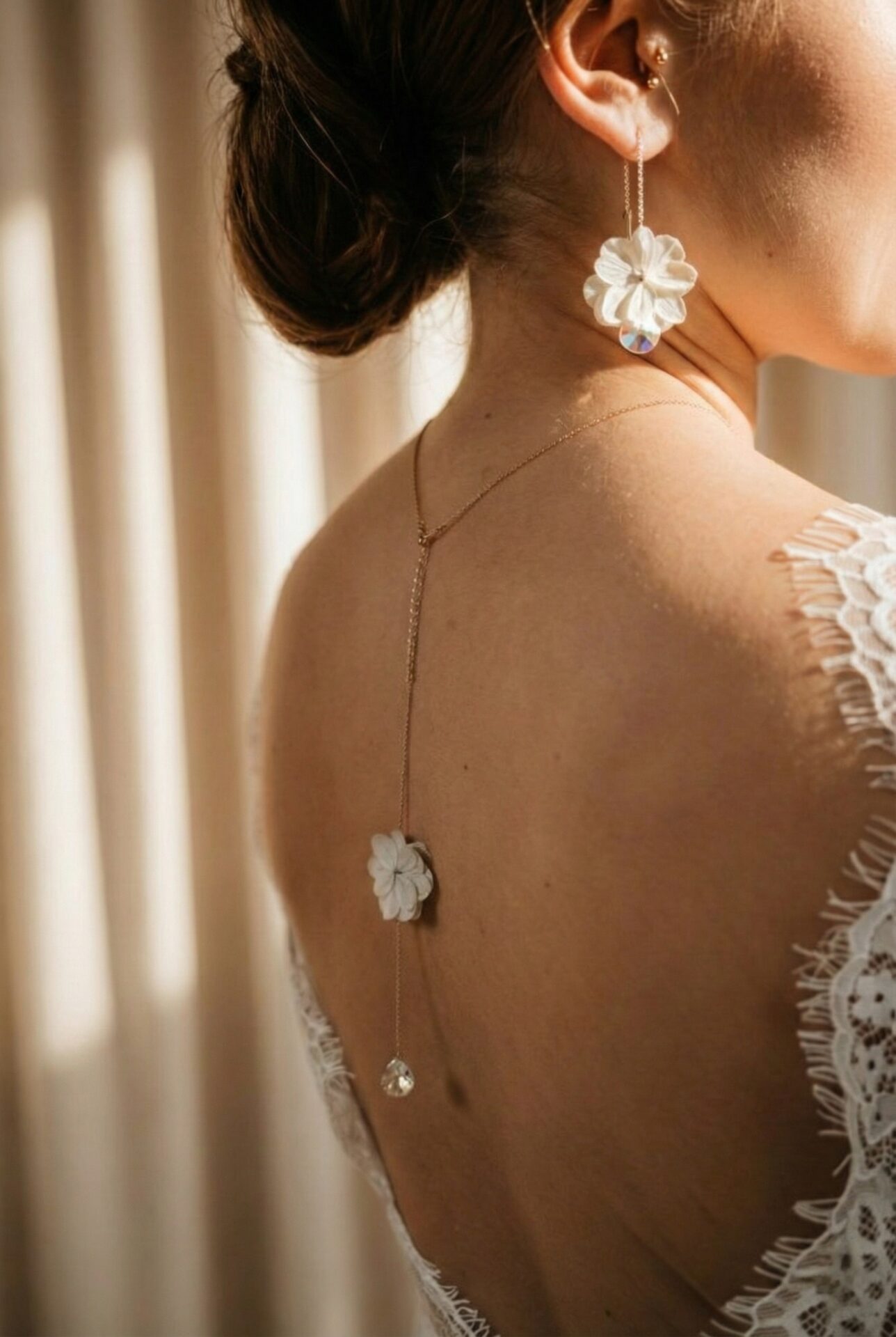 1766660996222 Collier de dos mariage petites fleurs naturelles vert sauge et cristaux - divers coloris – Image 5