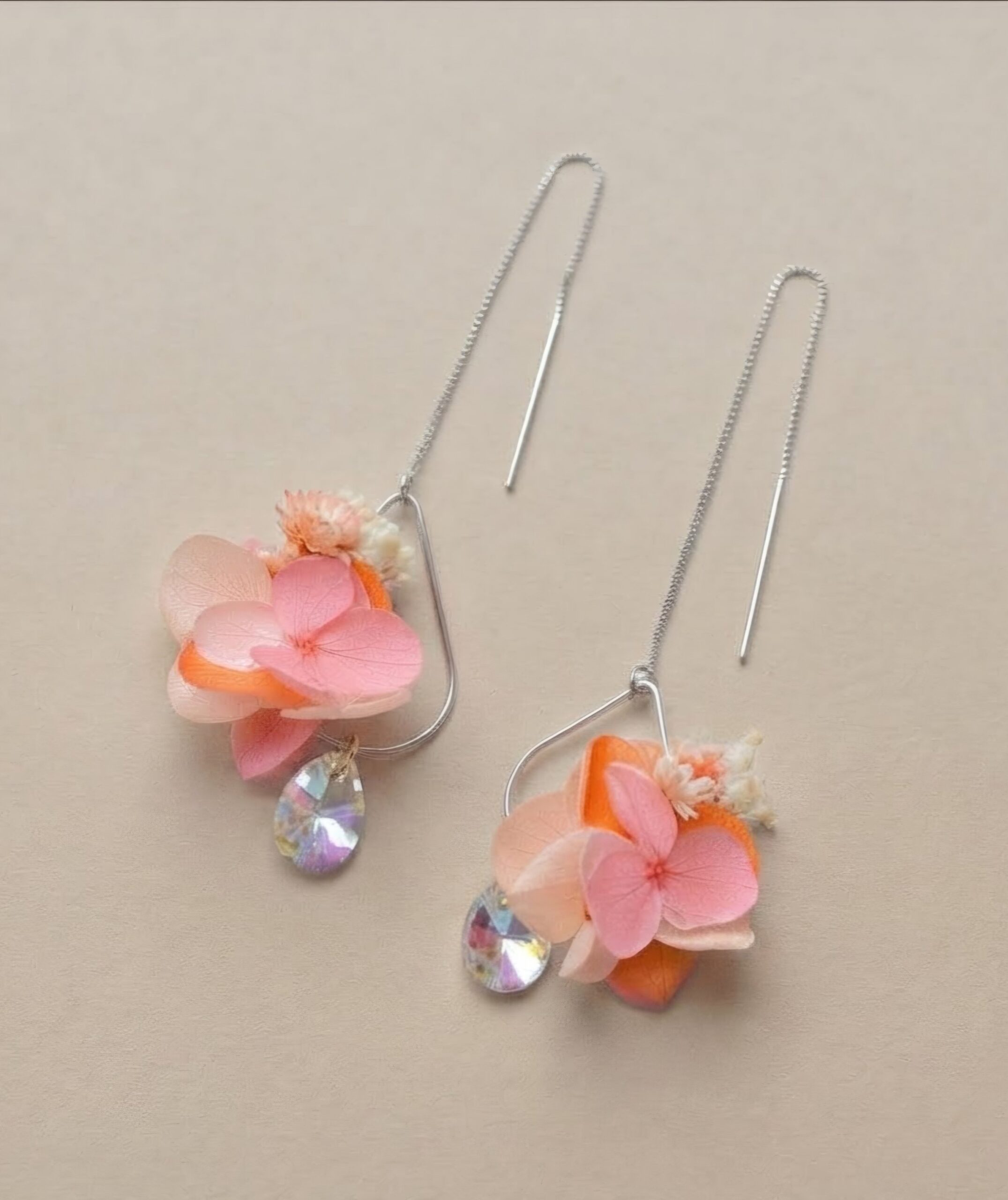 2025/01/1000072780-scaled.jpg Boucles d'oreilles gouttes pendantes fleurs naturelles éternelles colorées pêche, orange et rose corail - bijoux mariage collection peach fuzz – Image 5