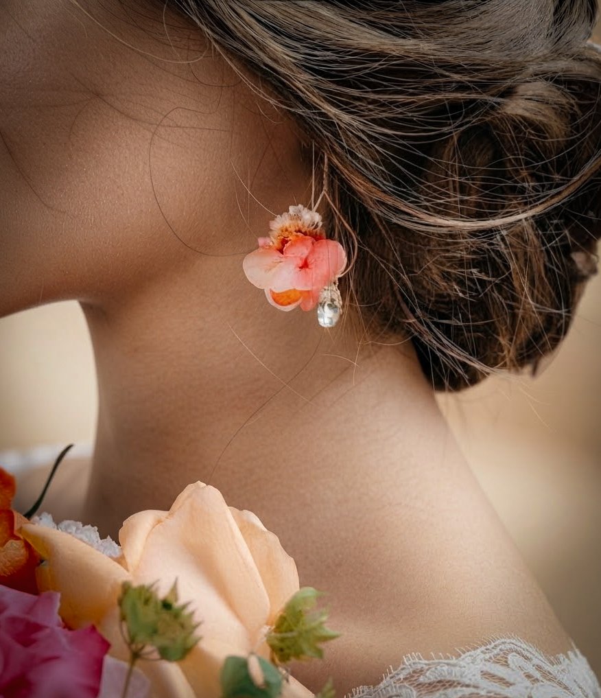 2025/01/1000072791.jpg Boucles d'oreilles gouttes pendantes fleurs naturelles éternelles colorées pêche, orange et rose corail - bijoux mariage collection peach fuzz – Image 2