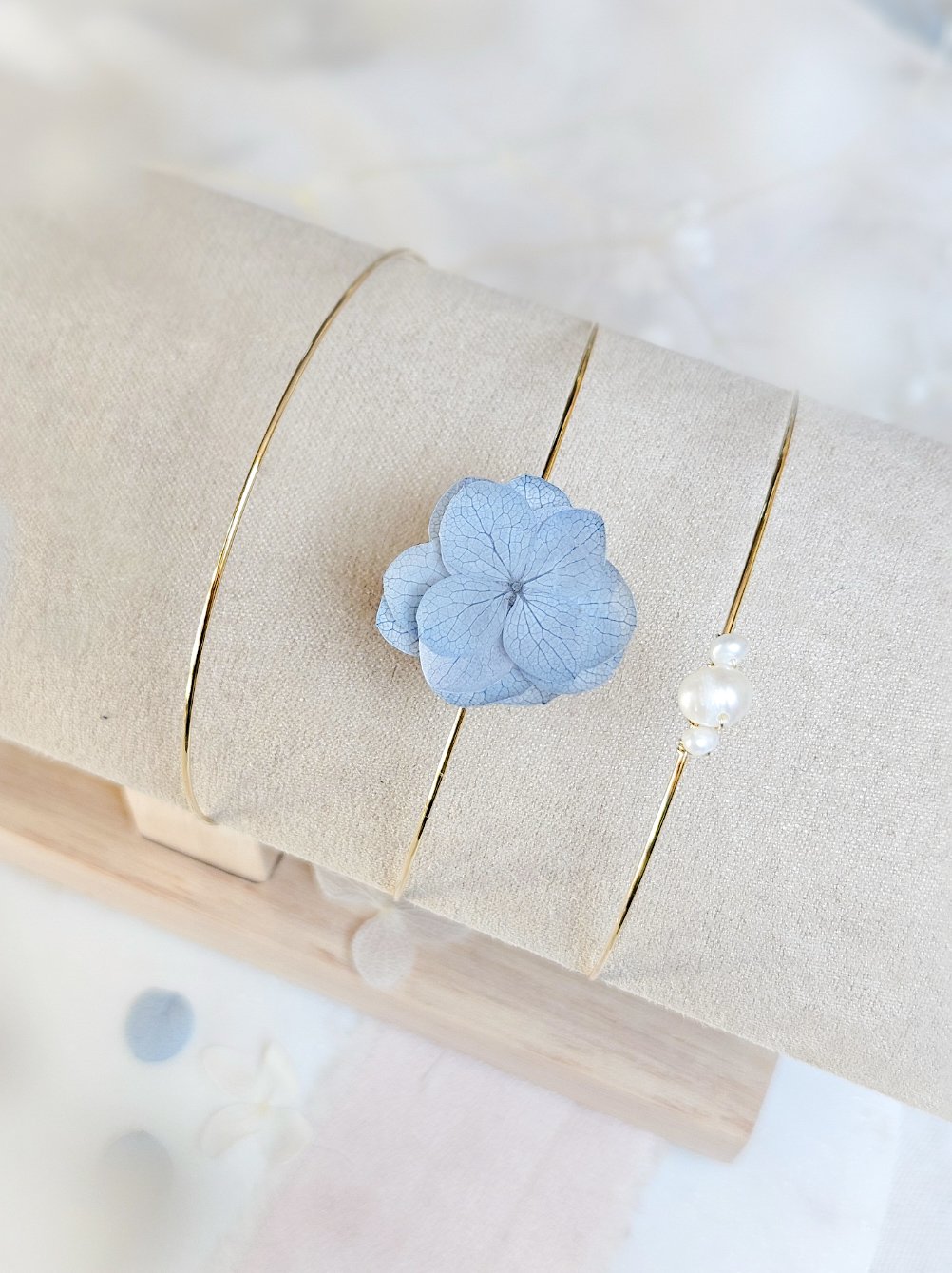 1000042085.jpg Trio bracelets joncs à fleurs naturelles stabilisées bleu pâle et perles d'eau douce - divers coloris – Image 1