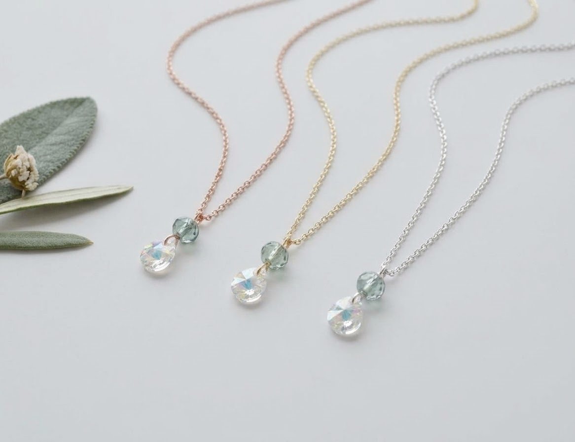 2025/11/1000072750.jpg Collier mariage à pendentif cristal et perle vert sauge- bijou mariée vert – Image 3