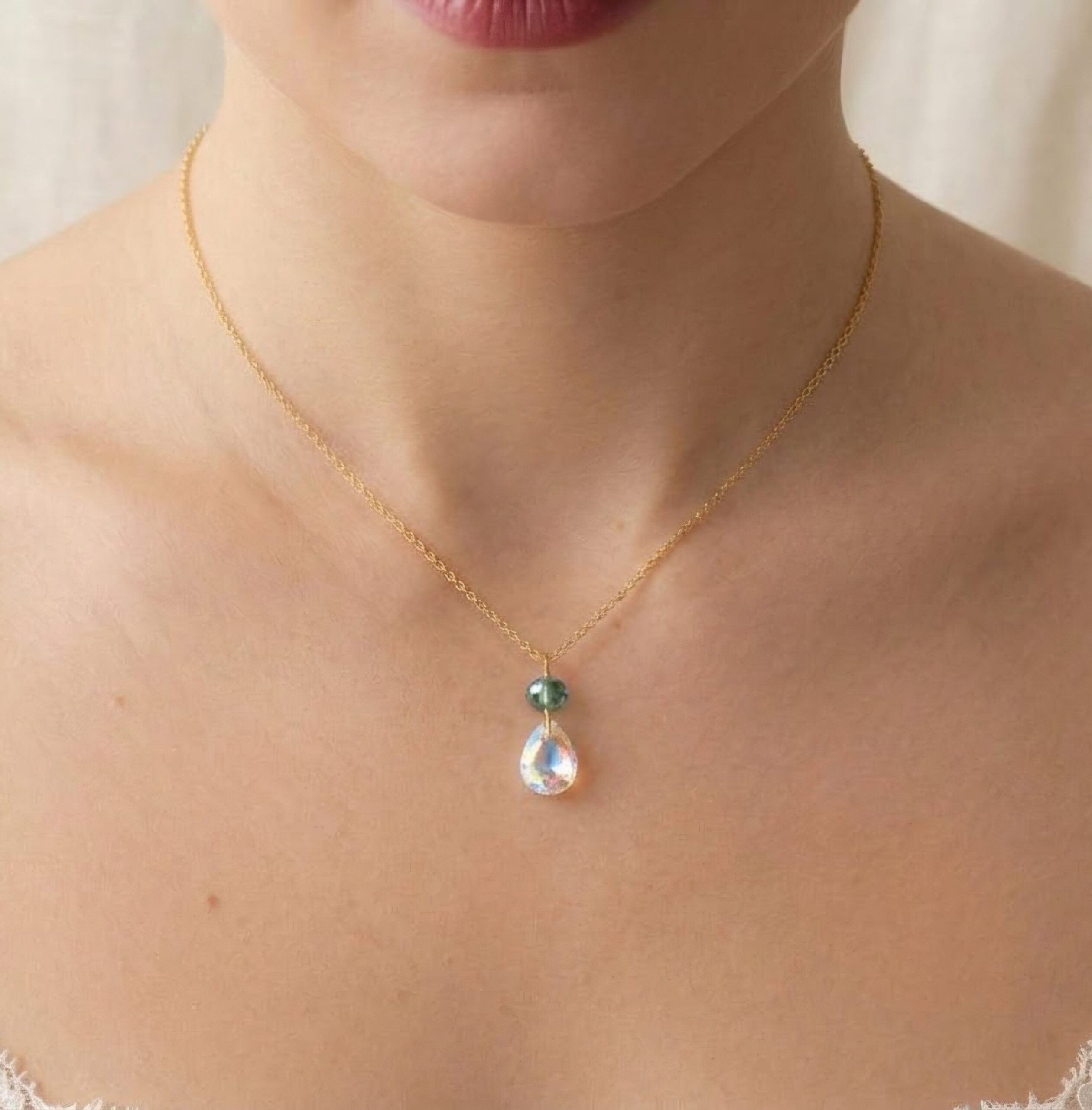 2025/11/1000072754-scaled.jpg Collier mariage à pendentif cristal et perle vert sauge- bijou mariée vert – Image 5