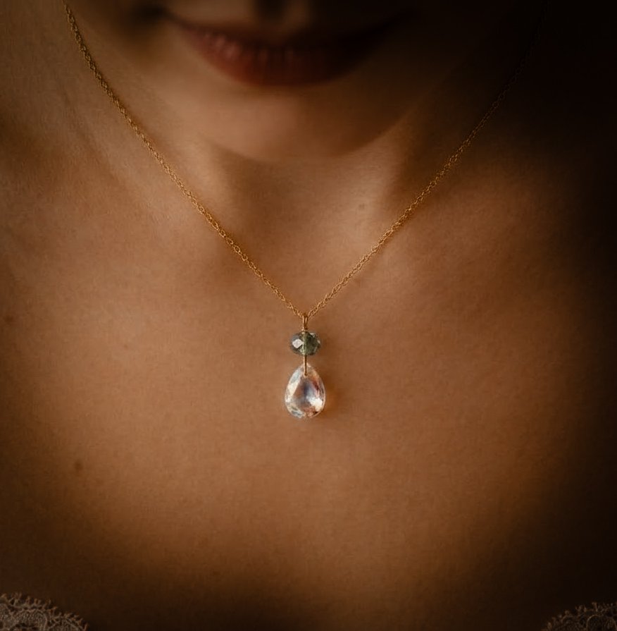 2025/11/1000072758.jpg Collier mariage à pendentif cristal et perle vert sauge- bijou mariée vert – Image 1