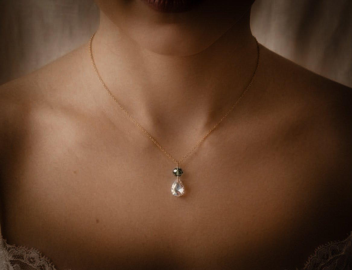 2025/11/1000072763.jpg Collier mariage à pendentif cristal et perle vert sauge- bijou mariée vert – Image 7