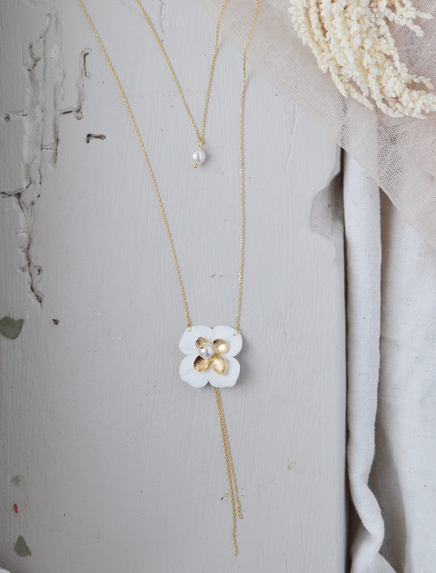 DSC_0475 Collier de dos Hortensia blanche et dorée esprit porcelaine froide - bijou de dos mariage Hortense. – Image 7