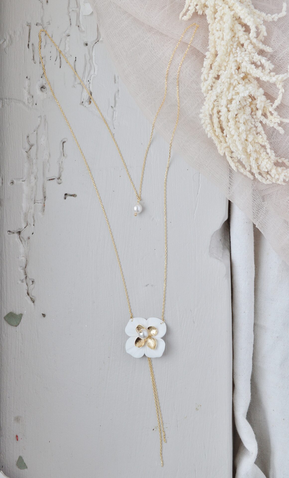 DSC_0476 Collier de dos Hortensia blanche et dorée esprit porcelaine froide - bijou de dos mariage Hortense. – Image 3