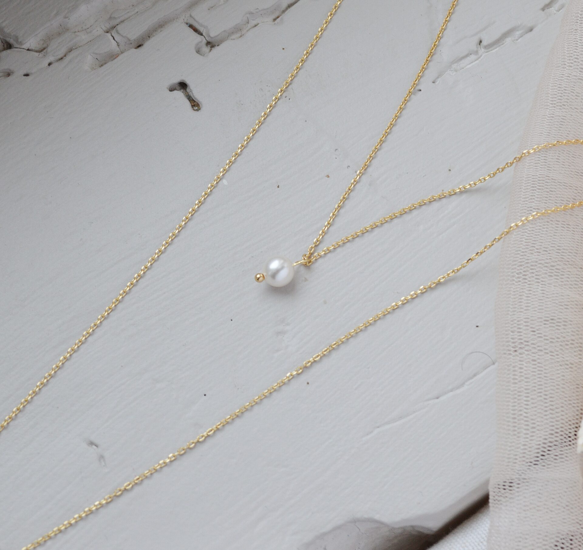 DSC_0482 Collier de dos Hortensia blanche et dorée esprit porcelaine froide - bijou de dos mariage Hortense. – Image 5