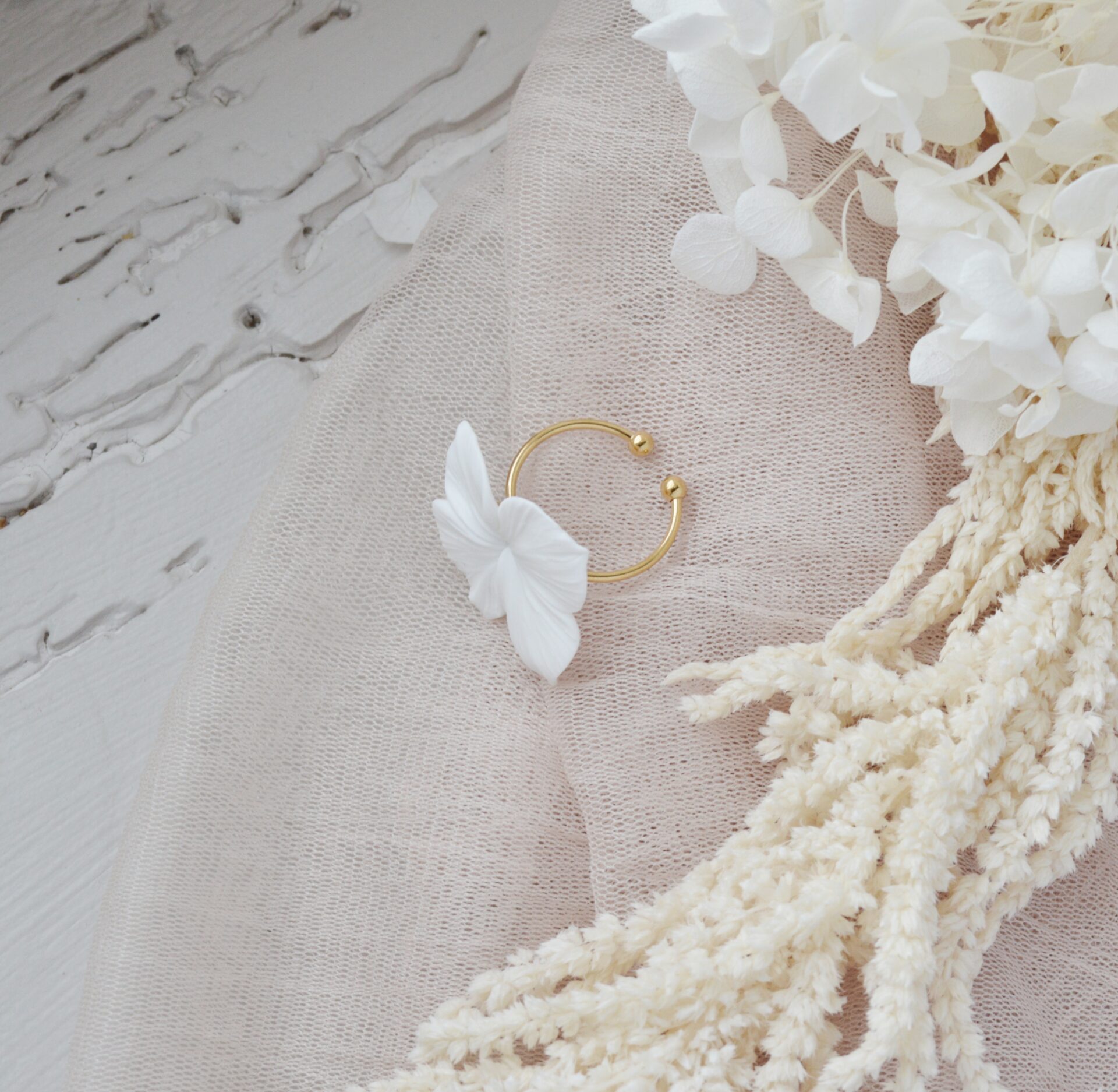 DSC_0484 Bague dorée à fleurs d'hortensia blanche esprit porcelaine froide - Bague mariage Hortense – Image 7