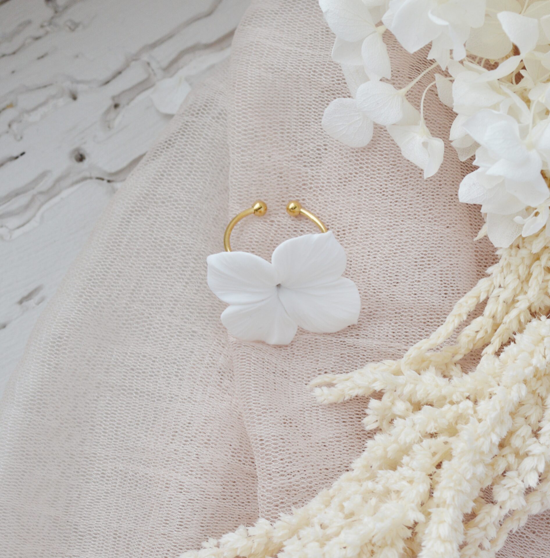 DSC_0486 Bague dorée à fleurs d'hortensia blanche esprit porcelaine froide - Bague mariage Hortense – Image 6