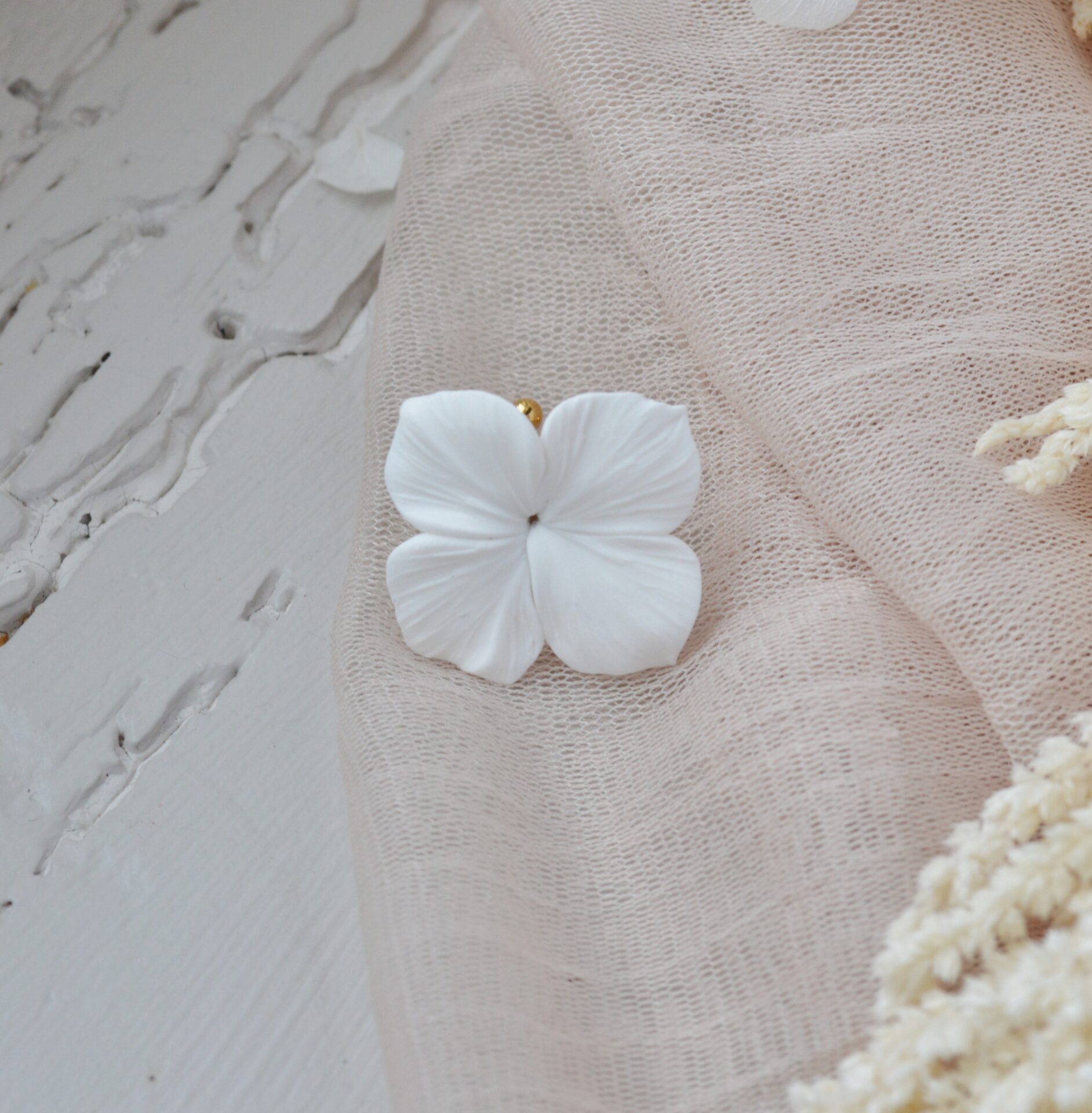 DSC_0487 Bague dorée à fleurs d'hortensia blanche esprit porcelaine froide - Bague mariage Hortense – Image 5