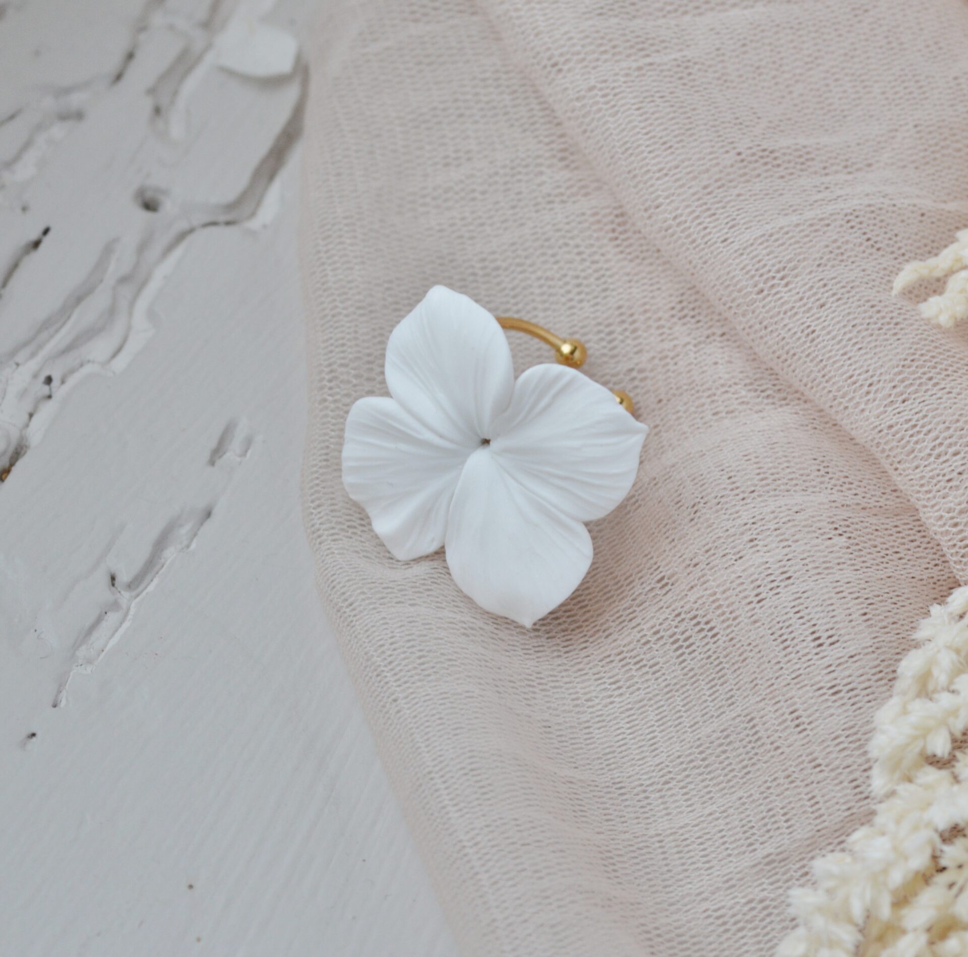 DSC_0489 Bague dorée à fleurs d'hortensia blanche esprit porcelaine froide - Bague mariage Hortense – Image 4