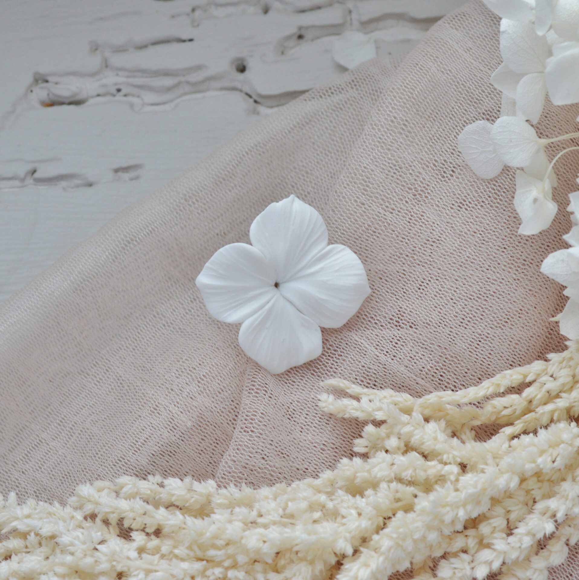 DSC_0492 Bague dorée à fleurs d'hortensia blanche esprit porcelaine froide - Bague mariage Hortense – Image 2