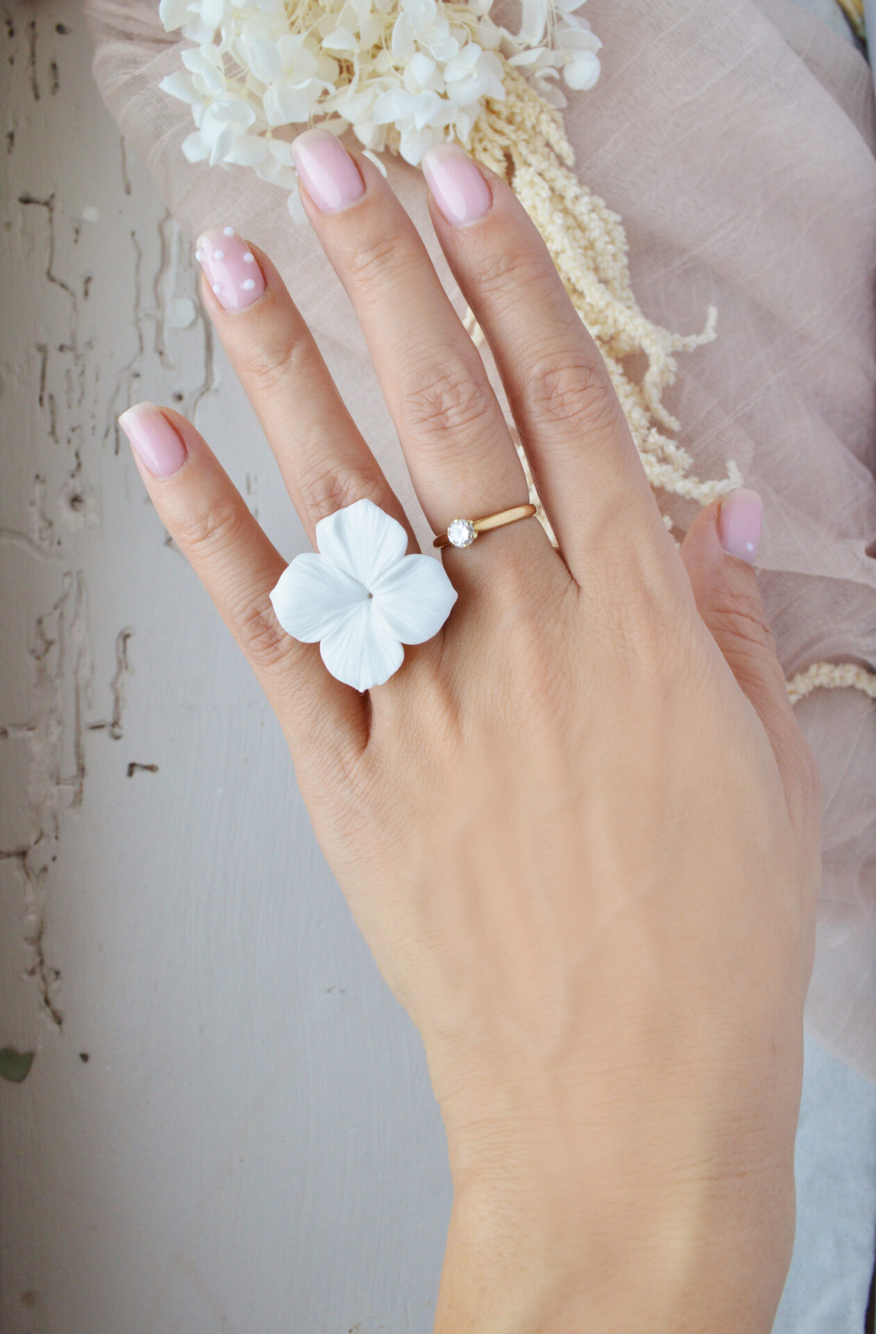 DSC_0495 Bague dorée à fleurs d'hortensia blanche esprit porcelaine froide - Bague mariage Hortense – Image 3