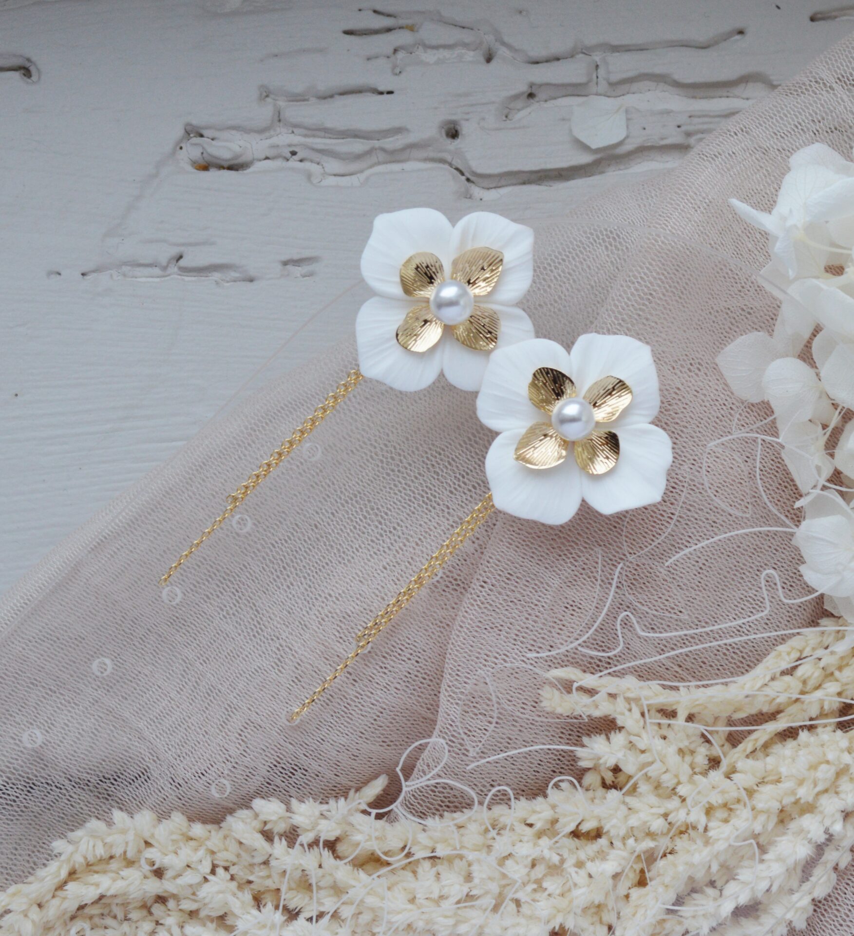 DSC_0503 Boucles d'oreilles interchangeables hortensias blanches et dorées esprit porcelaine froide - Boucles d'oreilles mariage Hortense. – Image 2