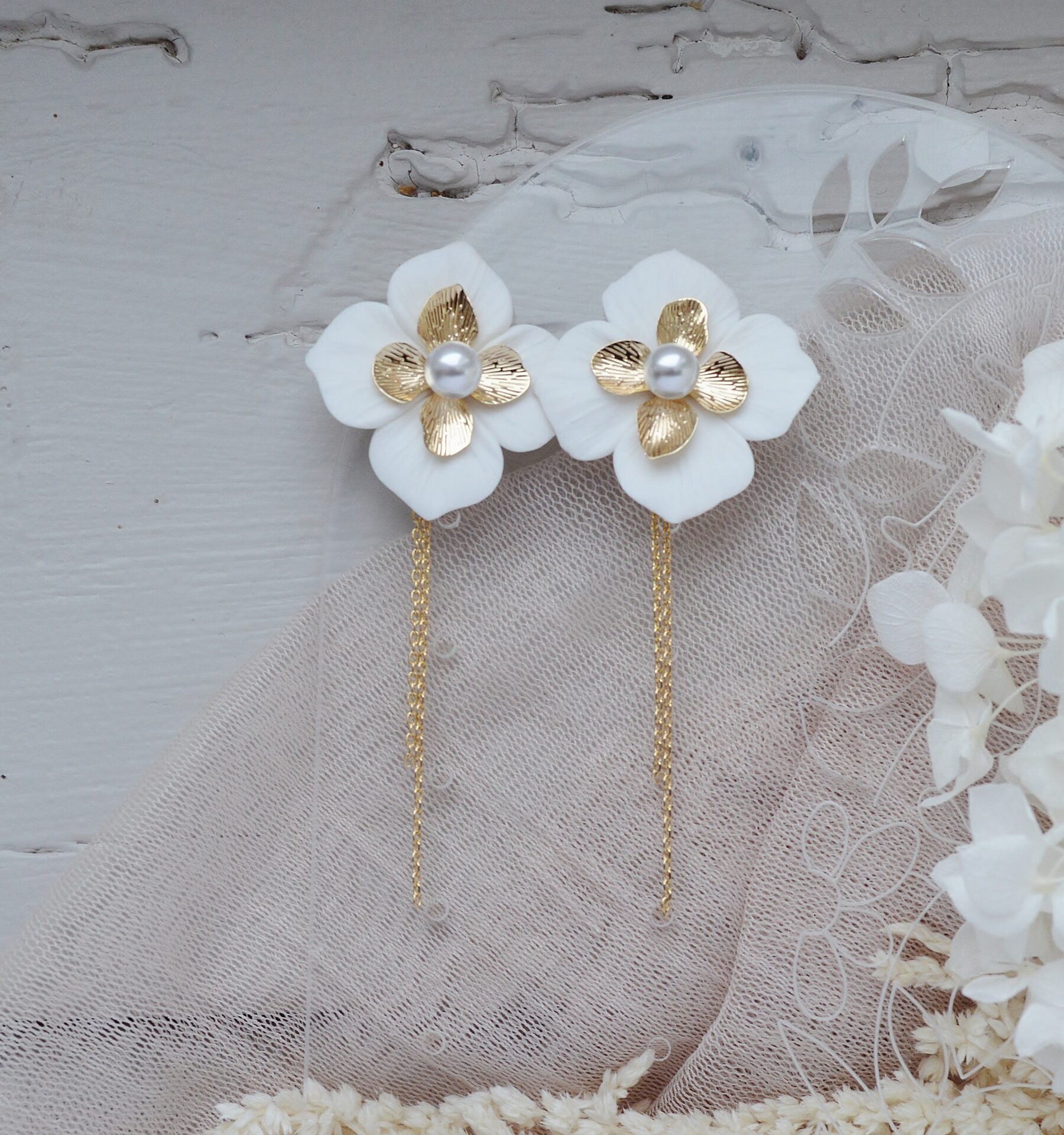 DSC_0509 Boucles d'oreilles interchangeables hortensias blanches et dorées esprit porcelaine froide - Boucles d'oreilles mariage Hortense. – Image 8