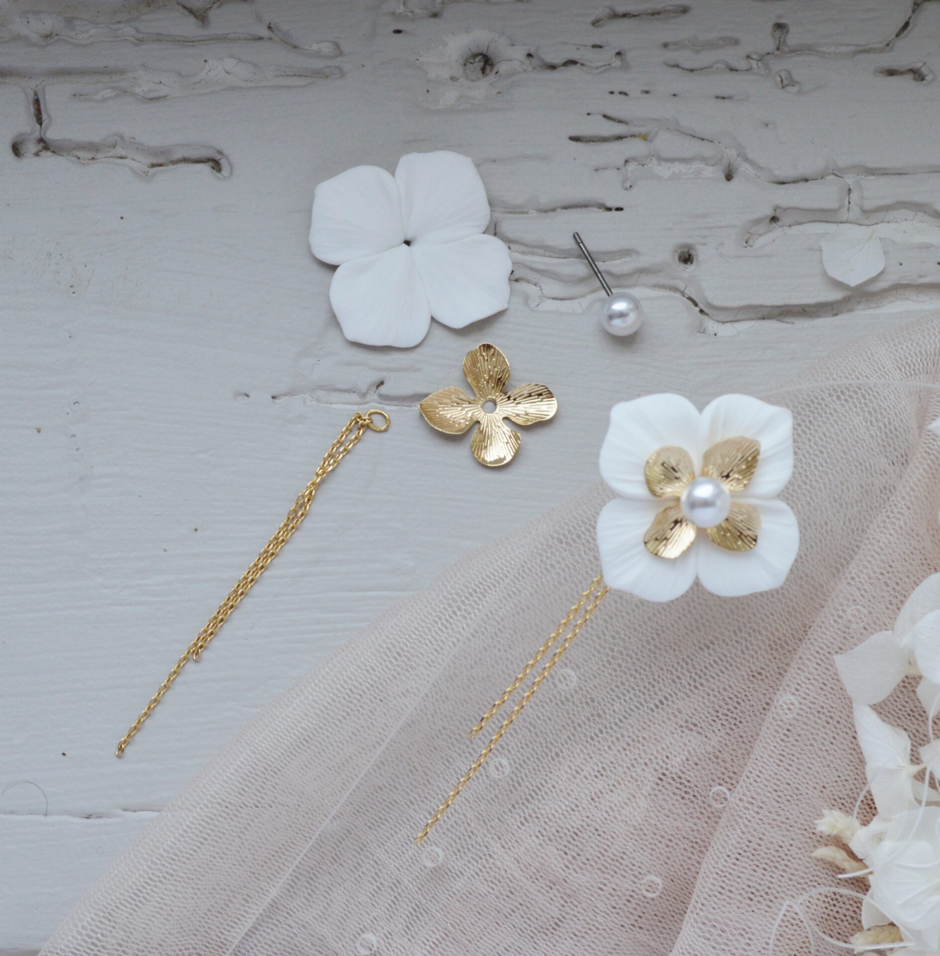 DSC_0510 Boucles d'oreilles interchangeables hortensias blanches et dorées esprit porcelaine froide - Boucles d'oreilles mariage Hortense. – Image 7