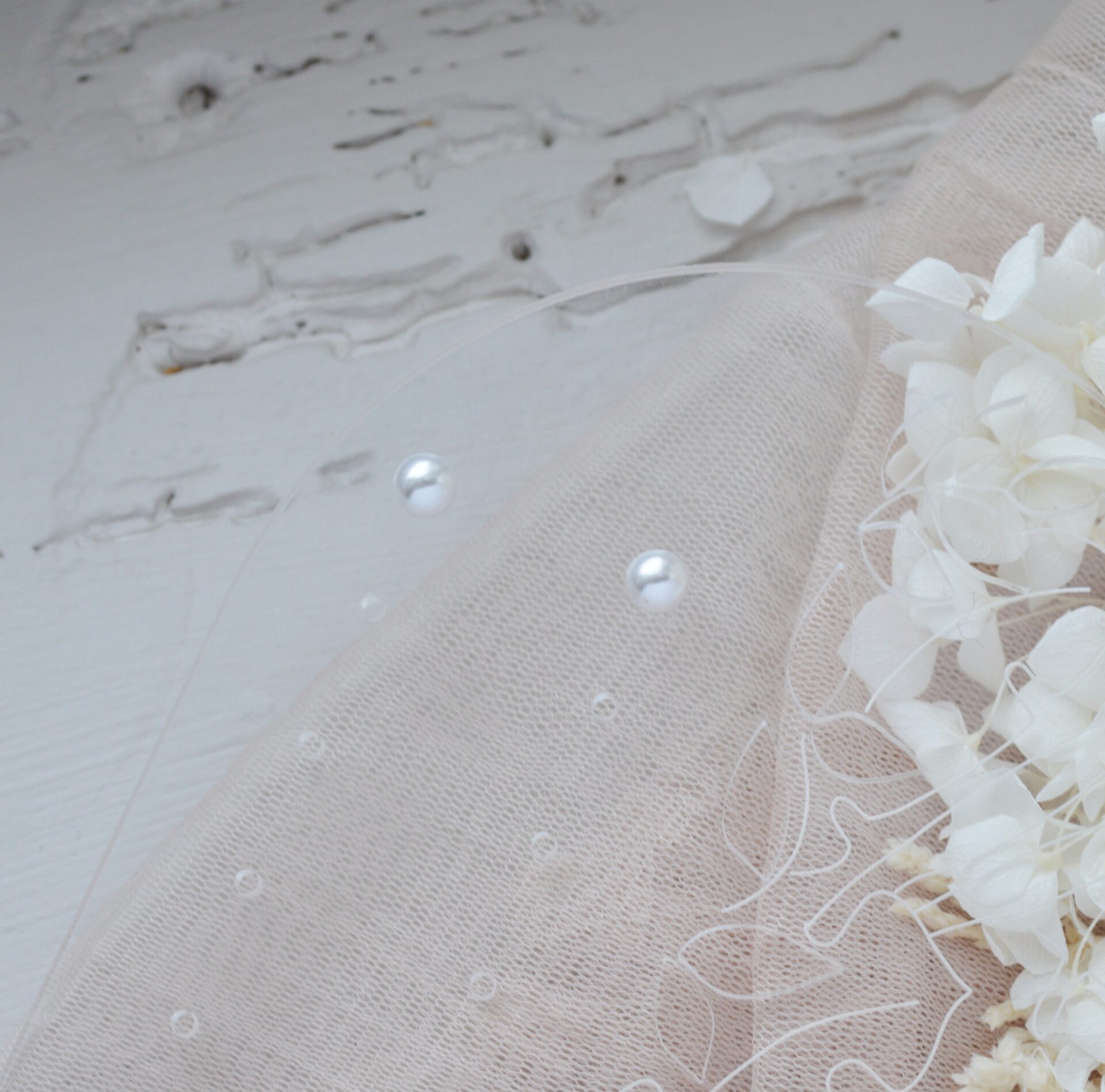 DSC_0515 Boucles d'oreilles interchangeables hortensias blanches et dorées esprit porcelaine froide - Boucles d'oreilles mariage Hortense. – Image 14