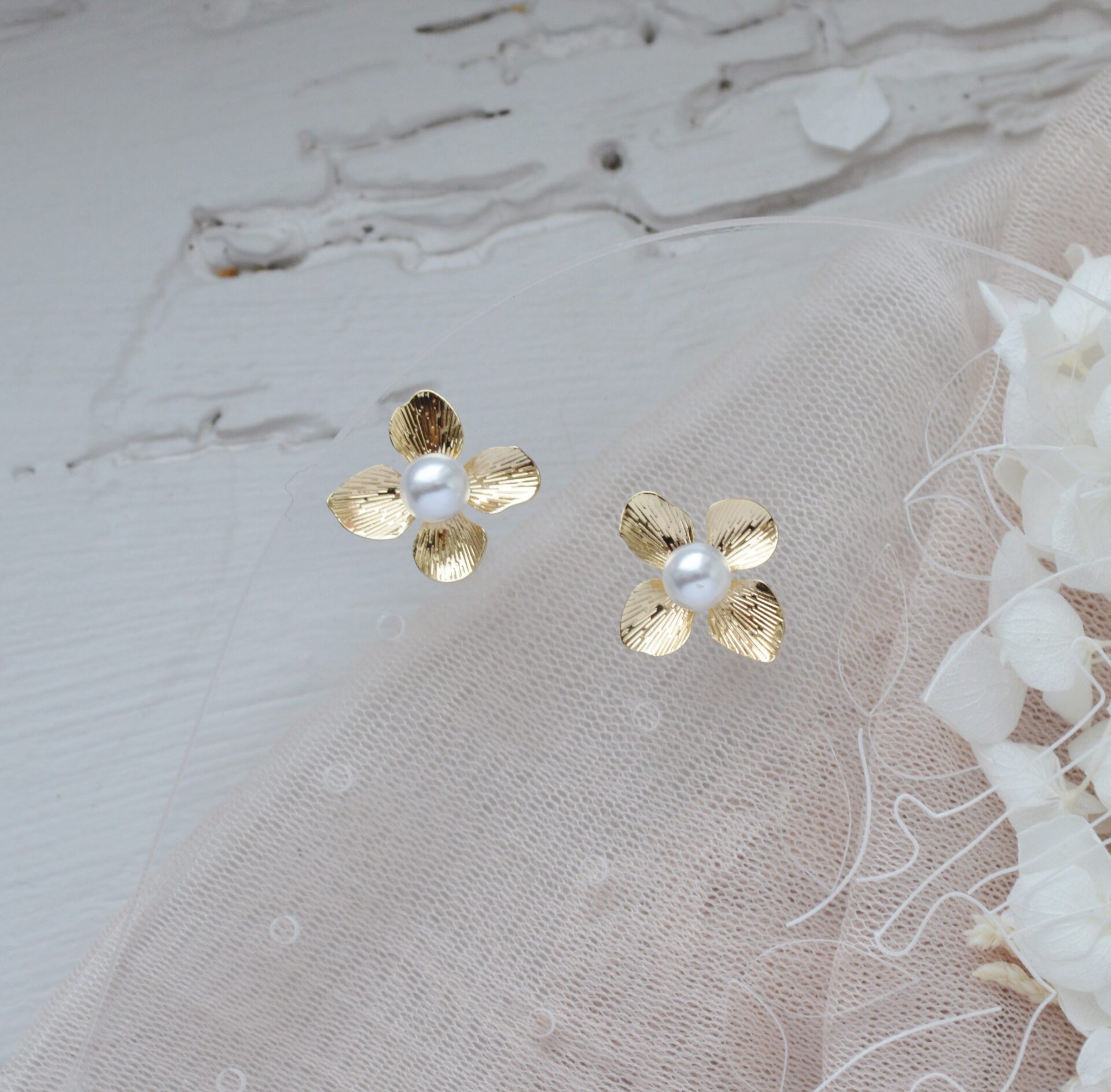 DSC_0516 Boucles d'oreilles interchangeables hortensias blanches et dorées esprit porcelaine froide - Boucles d'oreilles mariage Hortense. – Image 13