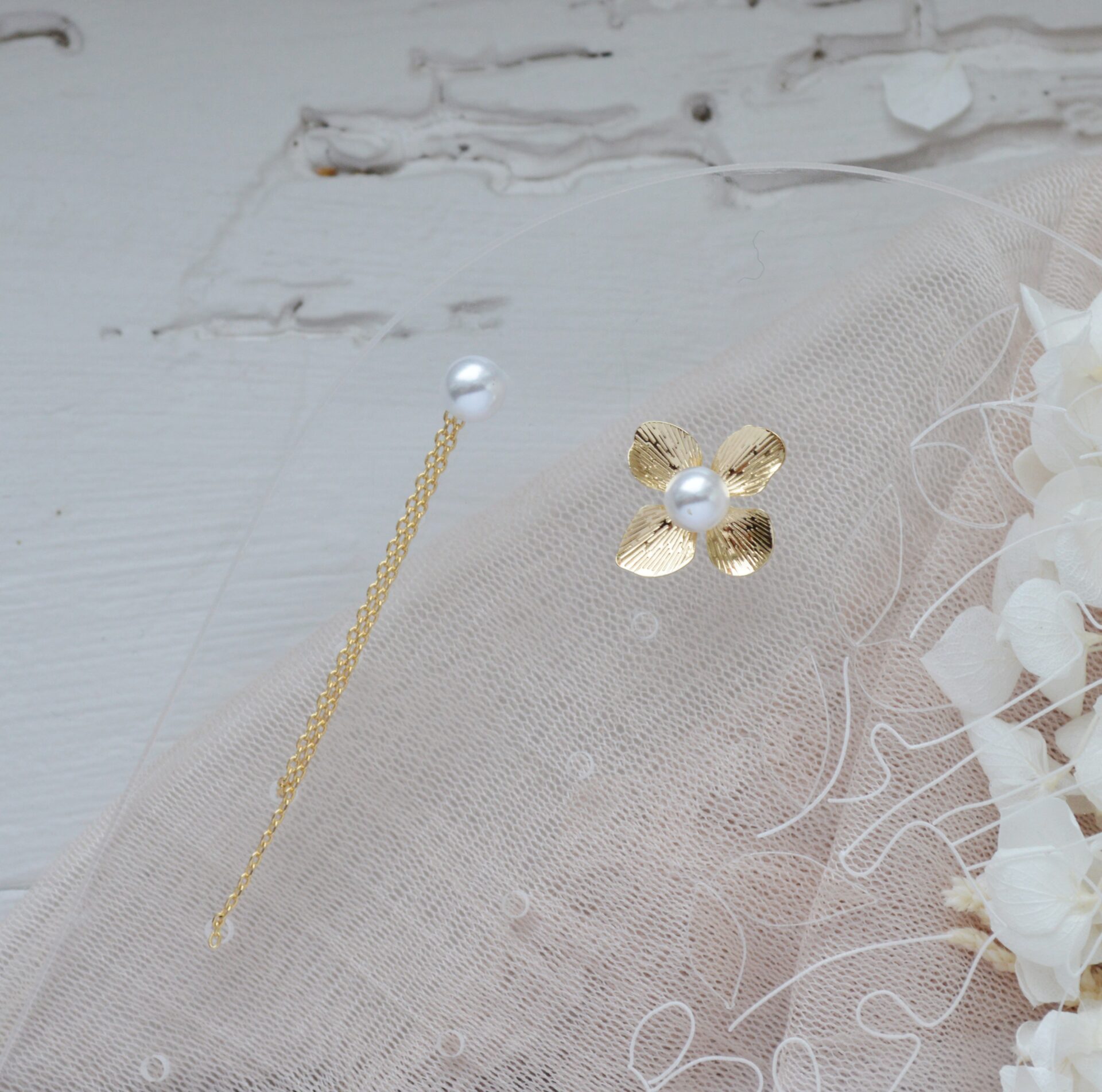 DSC_0519 Boucles d'oreilles interchangeables hortensias blanches et dorées esprit porcelaine froide - Boucles d'oreilles mariage Hortense. – Image 12