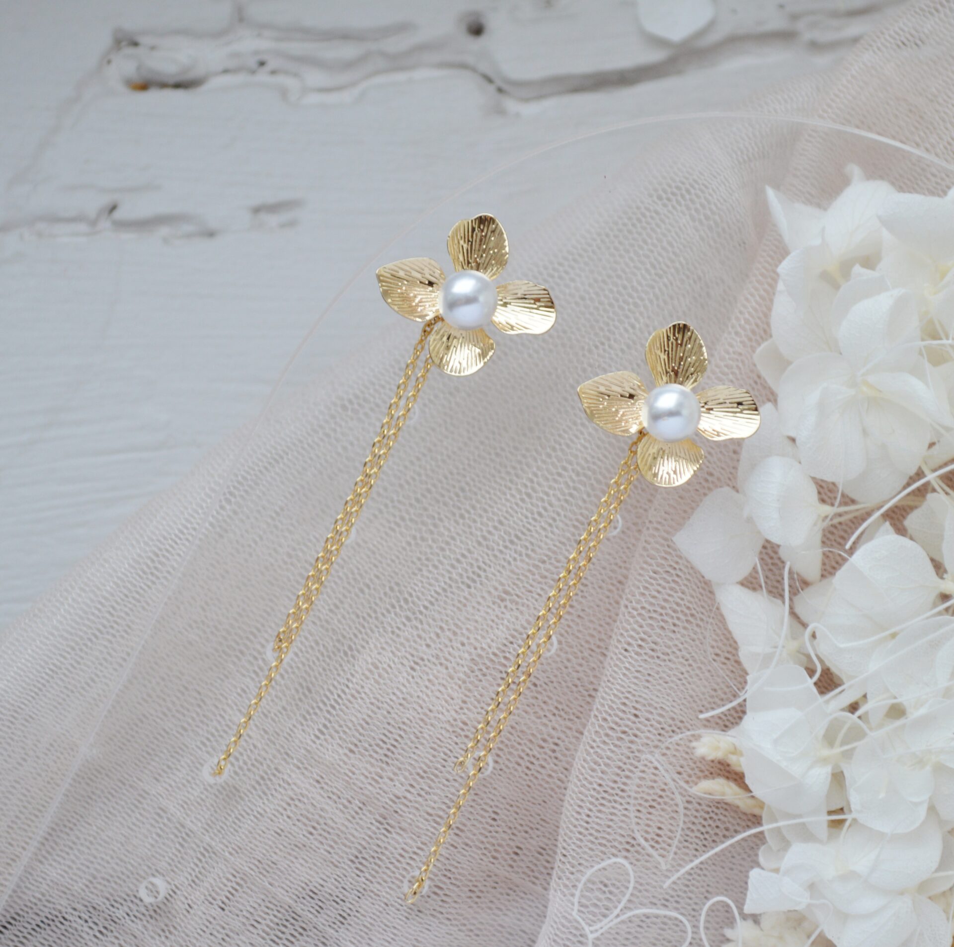 DSC_0525 Boucles d'oreilles interchangeables hortensias blanches et dorées esprit porcelaine froide - Boucles d'oreilles mariage Hortense. – Image 11
