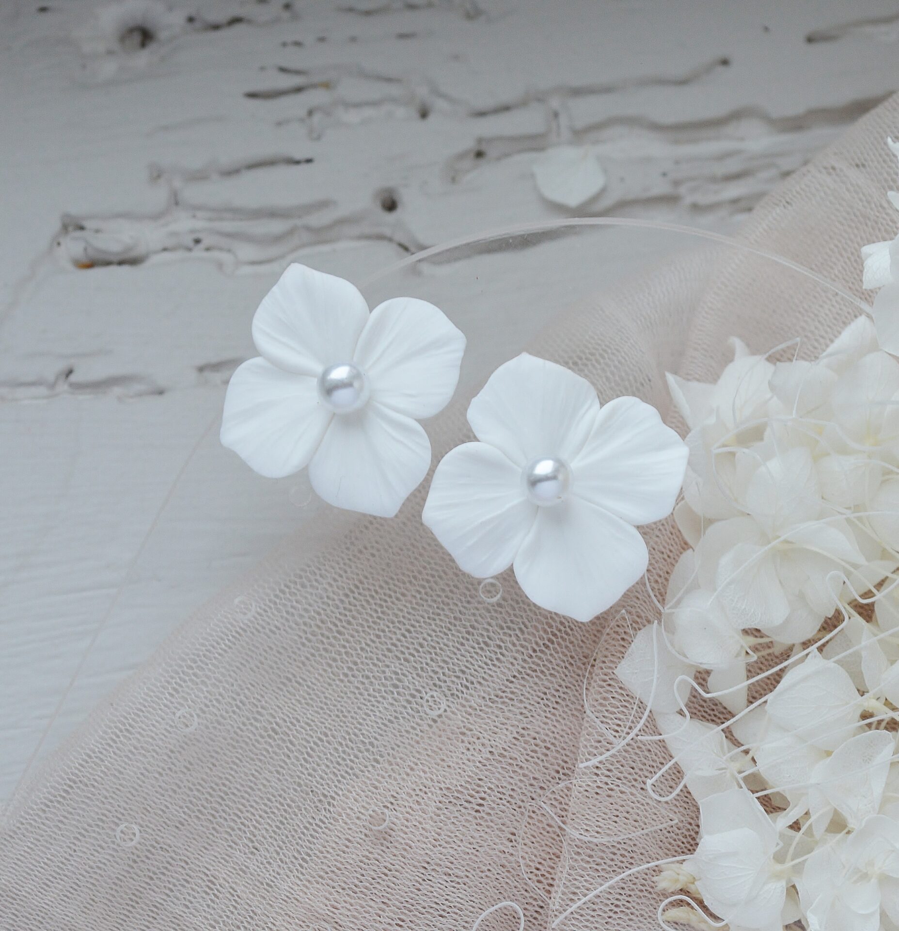 DSC_0527 Boucles d'oreilles interchangeables hortensias blanches et dorées esprit porcelaine froide - Boucles d'oreilles mariage Hortense. – Image 10